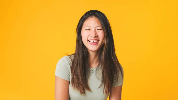 Meisje Grijs Top Kijken Naar Camera Glimlachen Flirten Geïsoleerd Gele — Stockfoto