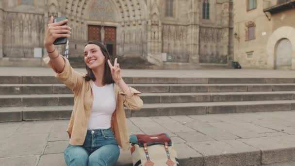Traveler Γυναίκα Λήψη Selfie Στο Κινητό Τηλέφωνο Που Δείχνει Την — Αρχείο Βίντεο