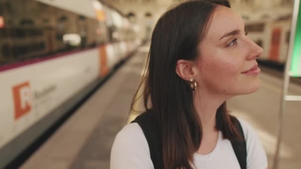 Acercamiento Mujer Pie Estación Tren Girando Cabeza Mirando Cámara Con — Vídeos de Stock