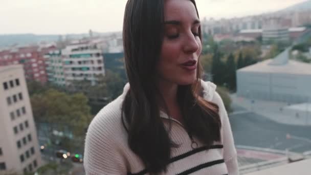 Крупним Планом Молода Жінка Говорить Стоячи Балконі Задньому Плані Сучасне — стокове відео