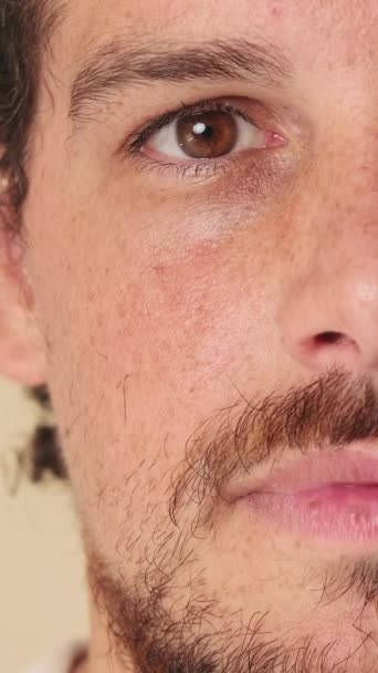 Gros Plan Portrait Demi Visage Homme Regardant Caméra Avec Sourire — Video