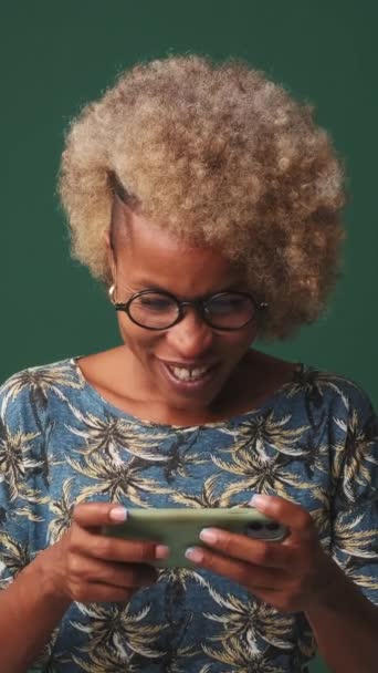 Wanita Bahagia Bermain Game Online Telepon Terisolasi Latar Belakang Biru — Stok Video