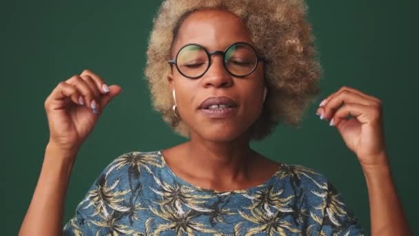 Primer Plano Mujer Con Auriculares Mirando Cámara Bailando Aislada Sobre — Vídeos de Stock