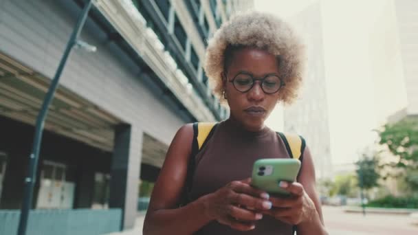Mujer Joven Con Mochila Utiliza Aplicación Mapa Teléfono Móvil — Vídeos de Stock