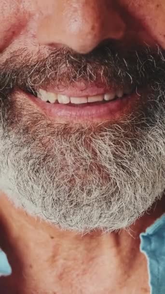 Detailní Záběr Rty Usmívající Bílými Zuby Starší Muž Izolované Oranžovém — Stock video