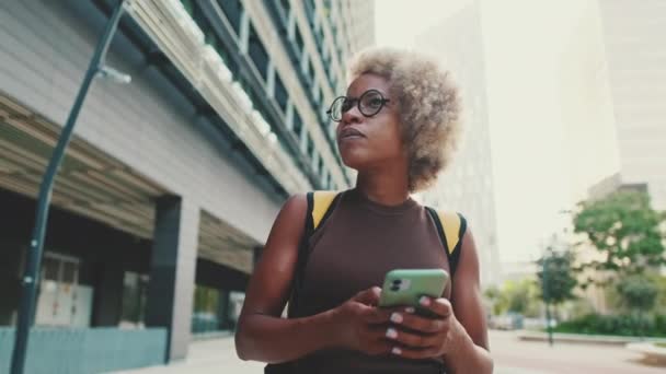 Mujer Joven Con Mochila Utiliza Aplicación Mapa Teléfono Móvil — Vídeos de Stock