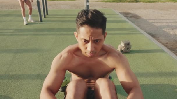 Jeune Homme Exerçant Des Muscles Abdominaux Sur Terrain Sport Extérieur — Video