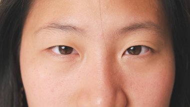 Kızın gözlerini kapatır, gözlerini açar ve kameraya bakar. 