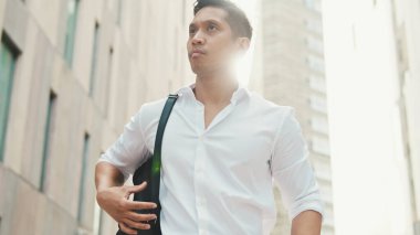 Genç işadamı iş bölgesinde yürüyor.