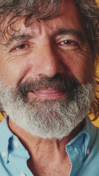 Zbliżenie Portret Starszy Siwowłosy Mężczyzna Uśmiechnięty Aparat Fotograficzny Odizolowany Pomarańczowym — Wideo stockowe