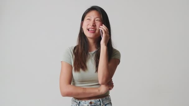 Jovem Mulher Falando Smartphone Isolado Sobre Fundo Branco Estúdio — Vídeo de Stock
