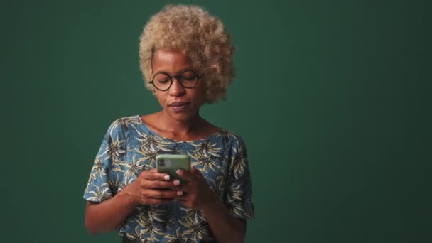Verveelde Vrouw Houdt Mobiele Telefoon Haar Handen Beantwoordt Bericht Geïsoleerd — Stockvideo