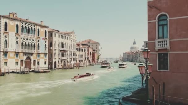 Canal Venezia Barche Gondole Con Turisti Galleggiano Lungo Canale Nella — Video Stock