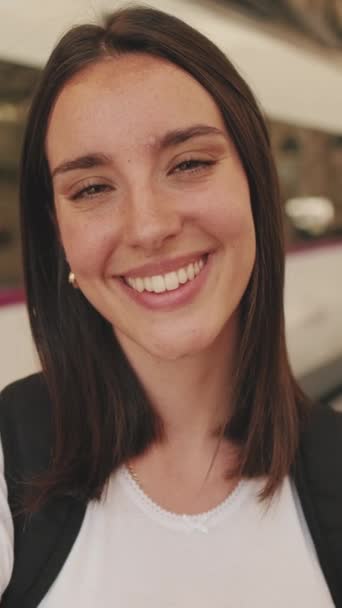 Крупним Планом Жінка Стоячи Вокзалі Дивиться Камеру Посмішкою — стокове відео