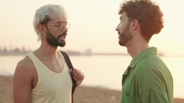年轻漂亮的一对同性恋夫妇在日出时分在海滩上共度时光 — 图库视频影像