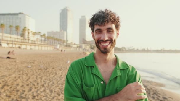 Uśmiechnięty Młodzieniec Patrzący Kamerę Krzyżujący Ramiona — Wideo stockowe