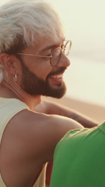 Vidéo Verticale Gros Plan Beau Couple Gay Amoureux Parlant Riant — Video