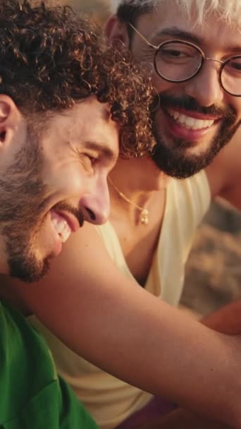 Vidéo Verticale Gros Plan Couple Homosexuel Romantique Passant Temps Ensemble — Video