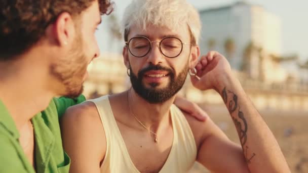 Detailní Záběr Mladého Homosexuálního Páru Sedícího Pláži Usmívajícího Mluvícího — Stock video