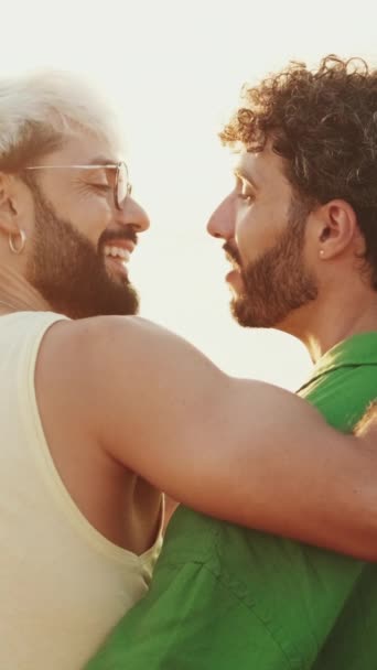 Vidéo Verticale Jeune Couple Gay Assis Dans Les Bras Sur — Video