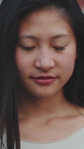 Primer Plano Joven Sonriente Mujer Abriendo Los Ojos Mirando Cámara — Vídeos de Stock