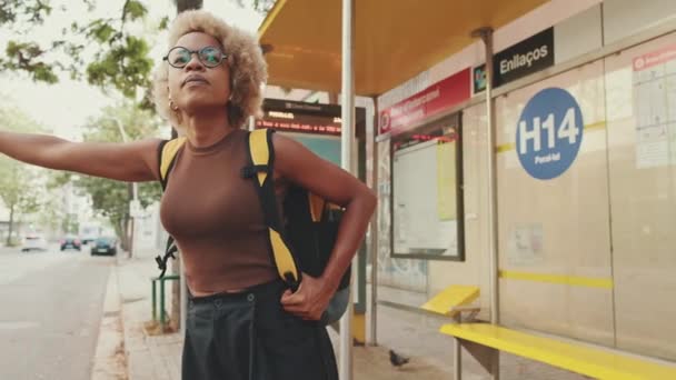 Kadın Elini Kaldırıyor Taksi Bekliyor — Stok video