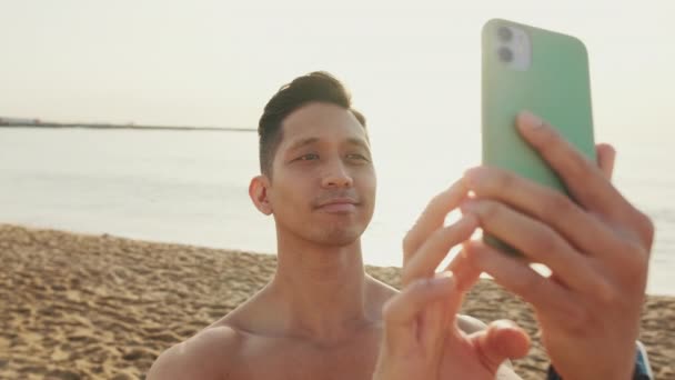 Молодий Атлетичний Чоловік Стоїть Пляжі Приймаючи Селфі Мобільний Телефон — стокове відео