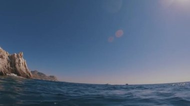 Akdeniz, Yunanistan 'da kamera yavaş yavaş mavi suyun yüzeyine iniyor