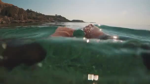 Pov Unterwasseraufnahme Mann Der Mit Den Händen Paddelt Schwimmt Meer — Stockvideo