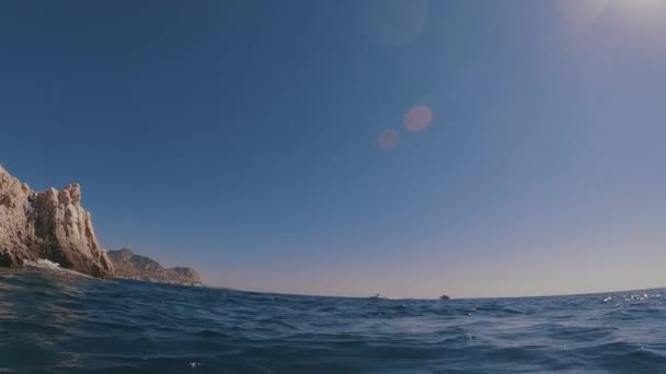 Kameran Sjunker Långsamt Ner Ytan Blått Vatten Medelhavet Grekland — Stockvideo