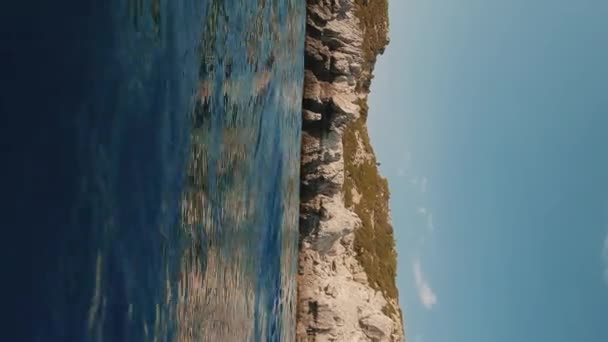 Kustlijn Zeegezicht Met Rotsachtige Kust Vanaf Waterpeil — Stockvideo