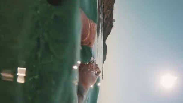 Pov Onderwater Schot Jongen Peddelt Zijn Handen Zwemt Zee Duikt — Stockvideo