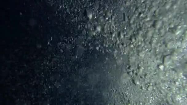 Luchtbellen Onder Het Karnoppervlak Van Water Bij Zonsondergang Onderwaterschot — Stockvideo