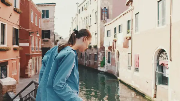 Young Female Tourist Walking Venice — Stock Photo, Image