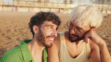 Yakın plan, gay çift kameraya gülümseyerek bakıyor.
