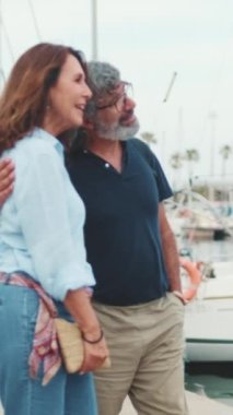 Limanda yürüyen mutlu orta yaşlı çift
