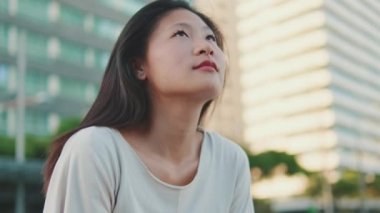 Dalgın genç bir kadının yakın çekimi başka yöne bakıyor.