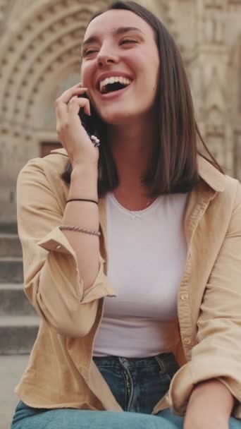 Счастливая Женщина Путешественница Разговаривает Мобильному Телефону Сидя Ступеньках Старого Здания — стоковое видео