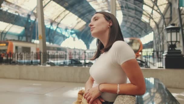 Ung Kvinna Resenär Sitter Järnvägsstationen Väntar Tåget — Stockvideo