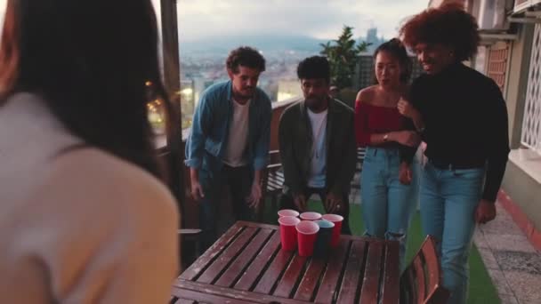 Junge Leute Haben Spaß Auf Dem Balkon Bei Sonnenuntergang — Stockvideo