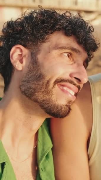 Pareja Homosexual Enamorada Hablando Sentada Playa — Vídeos de Stock