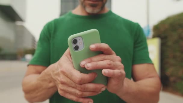 Närbild Händerna Oigenkännlig Medelålders Man Som Använder Mobiltelefon Utanför Gatan — Stockvideo