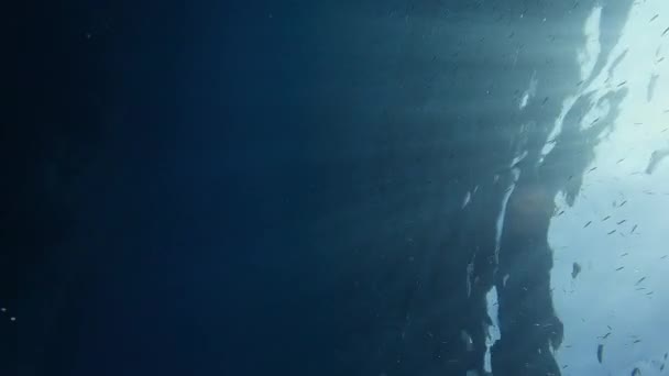 Luchtbellen Stijgen Langzaam Naar Het Wateroppervlak Felle Zonnestralen Middellandse Zee — Stockvideo