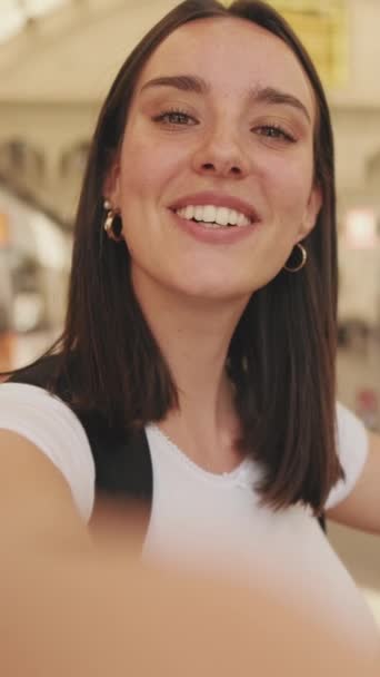 Kvinnlig Resenär Videosamtal Mobiltelefonen Järnvägsstationen — Stockvideo