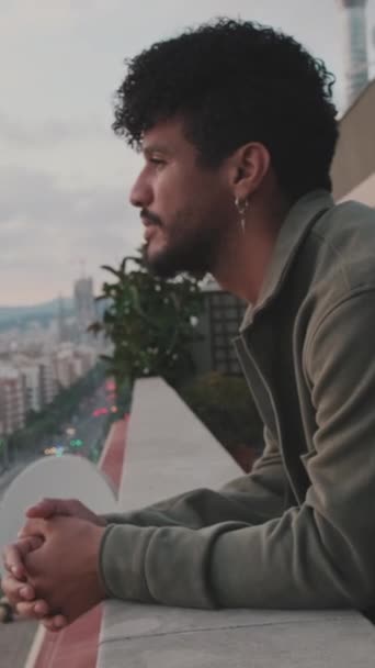 Detailní Záběr Mladého Muže Stojí Balkóně Dívá Město — Stock video