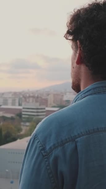 Primer Plano Del Joven Está Pie Balcón Mirando Ciudad — Vídeos de Stock
