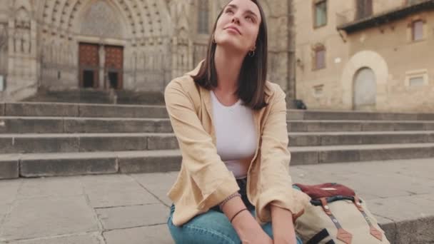 Jovem Viajante Senta Nos Degraus Praça Cidade Velha — Vídeo de Stock