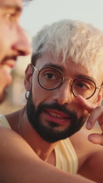 Närbild Gay Par Förälskade Tillbringa Tid Tillsammans Sitter Stranden Vid — Stockvideo