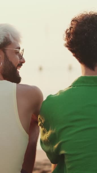 Zamilovaní Gayové Spolu Tráví Čas Pláži Při Východu Slunce Pohled — Stock video