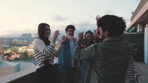 Mladí Lidé Tančí Balkóně Při Západu Slunce — Stock video